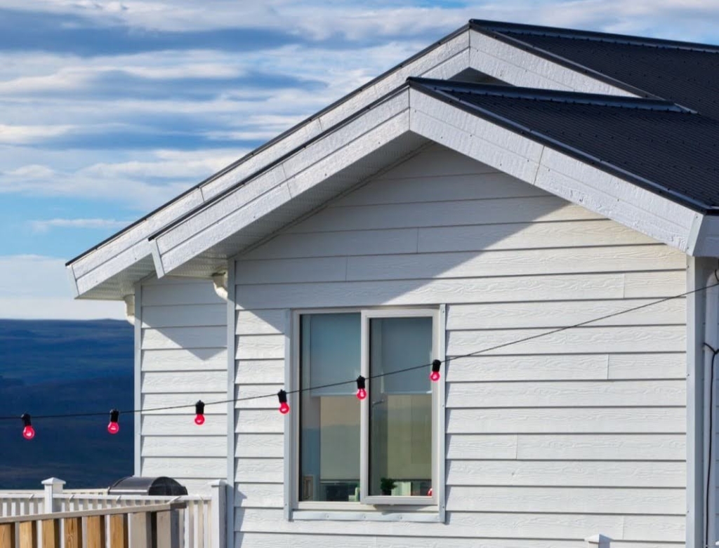 White siding on an Icelandic house installed by a siding company.