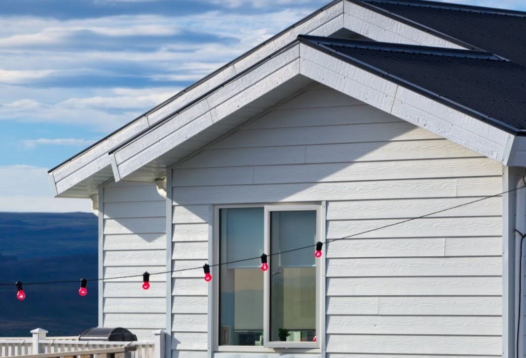 White siding on an Icelandic house installed by a siding company.